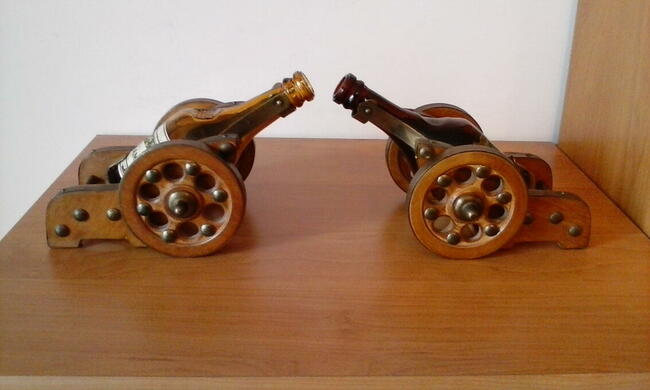 Armatka z drewna i mosiądzu na butelkę jako stojak