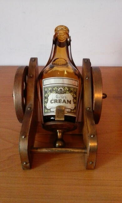 Armatka z drewna i mosiądzu na butelkę jako stojak