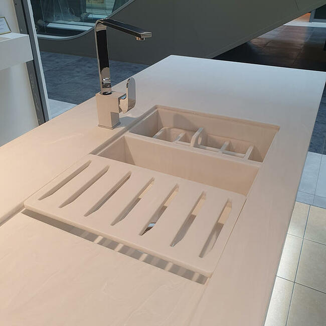 Wyspa kuchenna wykonana z kompozytu ze zintegrowanym zlewem