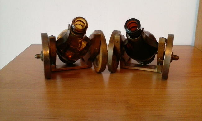 Armatka z drewna i mosiądzu na butelkę jako stojak