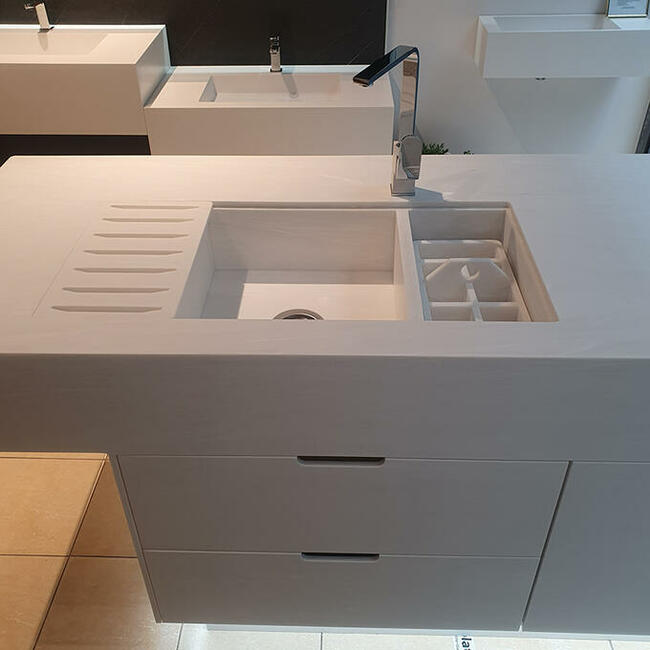 Wyspa kuchenna wykonana z kompozytu ze zintegrowanym zlewem