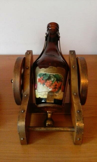 Armatka z drewna i mosiądzu na butelkę jako stojak