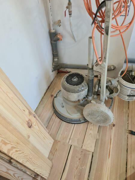 Cyklinowanie podłogi z desek sosnowych