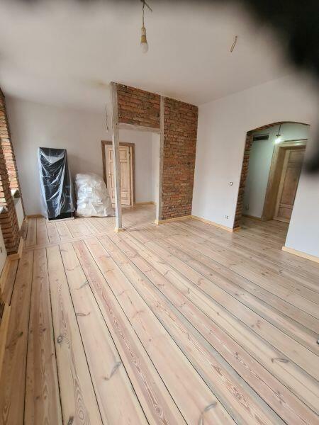 Cyklinowanie podłogi z desek sosnowych