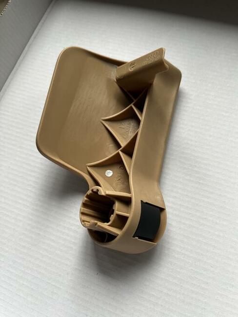 8T1823533 Uchwyt otwierania maski Porsche macan 95b