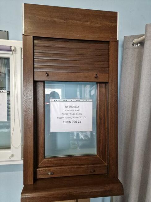 okno PCV nowe białe/orzech 60,5/90 cm z roletą zewnętrzną