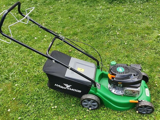 Kosiarka spalinowa z napędem Hawksmoor dla seniorów
