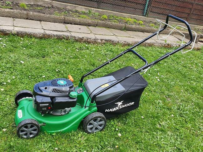 Kosiarka spalinowa z napędem Hawksmoor dla seniorów