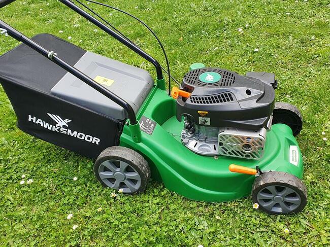 Kosiarka spalinowa z napędem Hawksmoor dla seniorów