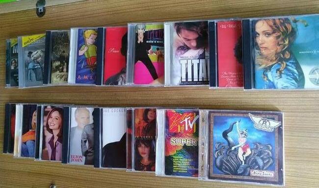 Kasety VHS i magnetofonowe oraz płyty CD i DVD