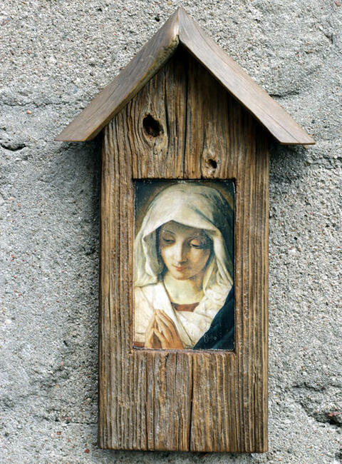 Kapliczka z wizerunkiem Maryi z Nazaretu.