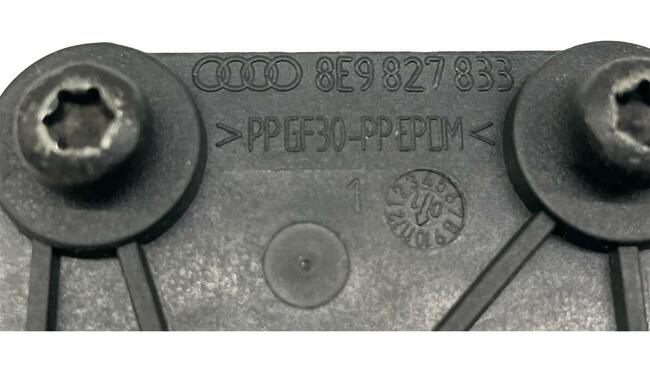 Siłownik zamka klapy bagażnika Audi A6 S6 C5 4B 8E9827833