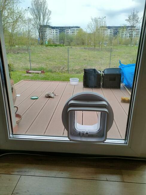 Drzwiczki dla kota psa montaż w oknie drzwiach