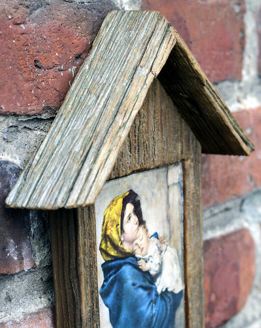 Kapliczka z wizerunkiem Matki Boskiej Cygańskiej.