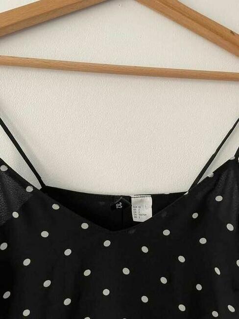 Mała czarna bieliźniana sukienka na ramiaczkach kropki hm 32