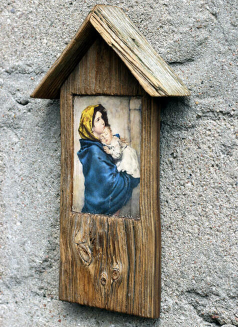 Kapliczka z wizerunkiem Matki Boskiej Cygańskiej.