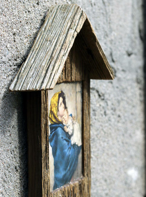 Kapliczka z wizerunkiem Matki Boskiej Cygańskiej.