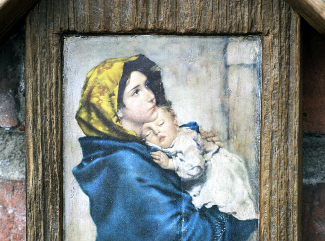 Kapliczka z wizerunkiem Matki Boskiej Cygańskiej.