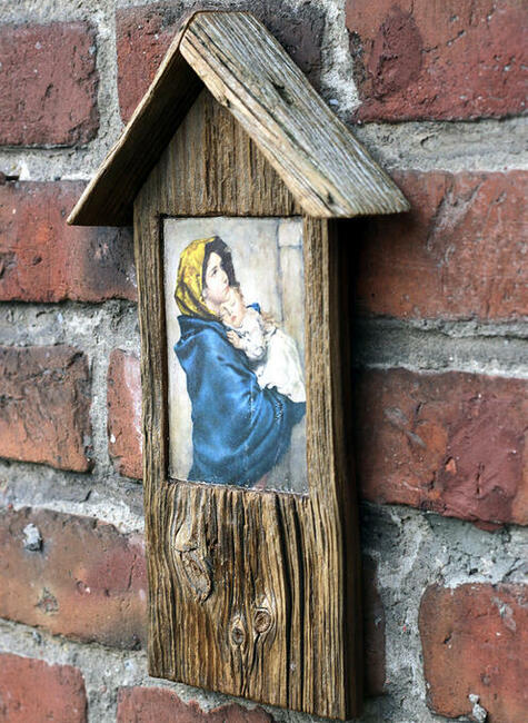 Kapliczka z wizerunkiem Matki Boskiej Cygańskiej.