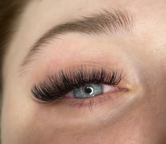 Przedłużanie rzęs od 1 D do Mega Volume.