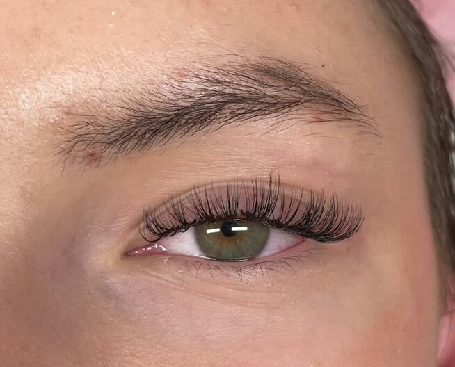 Przedłużanie rzęs od 1 D do Mega Volume.