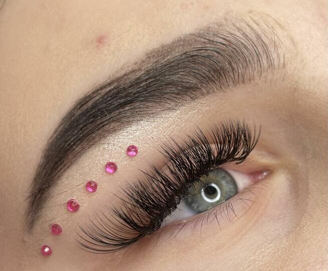 Przedłużanie rzęs od 1 D do Mega Volume.