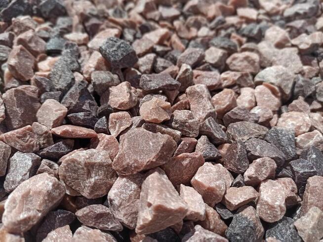 Kamień Czerwony Grys Kwarcowy ozdobny do ogrodu żwir