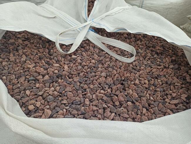 Kamień Czerwony Grys Kwarcowy ozdobny do ogrodu żwir