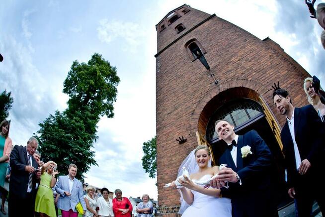 Białe gołębie na ślub