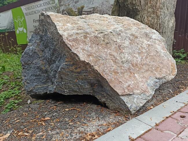 Duży Kamień Kolorowy Głaz Bryła Skała Monolit Kremowy