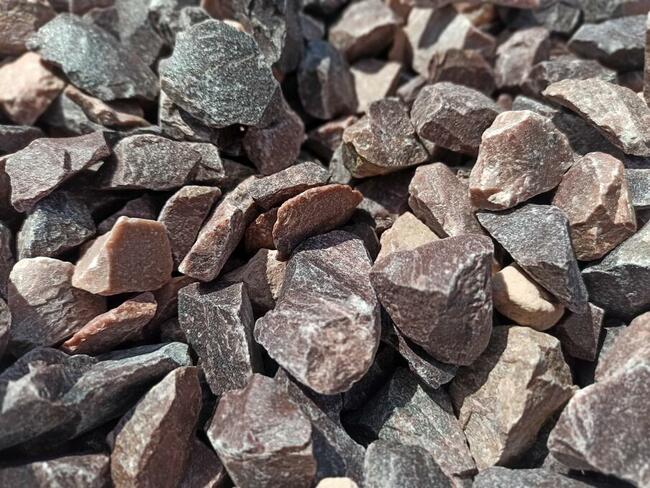 Kamień Czerwony Grys Kwarcowy ozdobny do ogrodu żwir