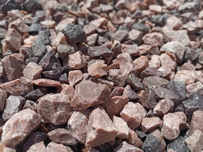 Kamień Czerwony Grys Kwarcowy ozdobny do ogrodu żwir