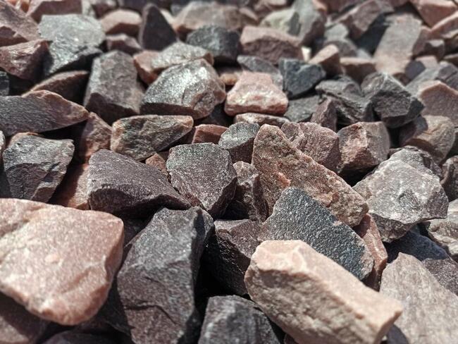 Kamień Czerwony Grys Kwarcowy ozdobny do ogrodu żwir