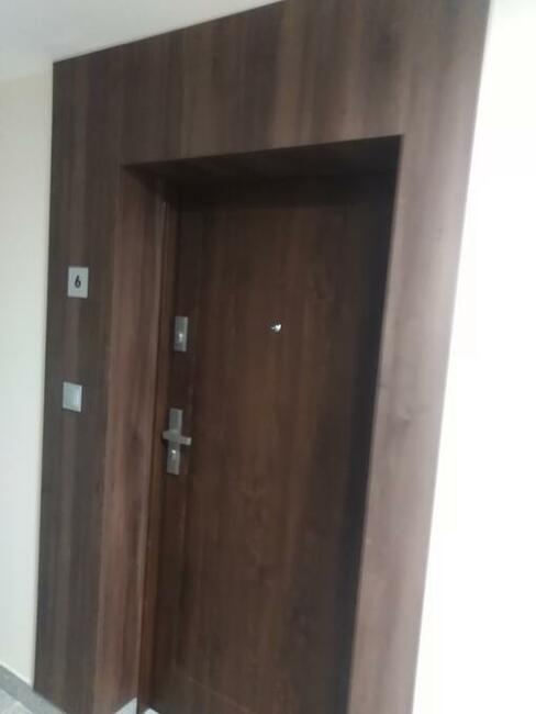 Drzwi wejściowe do bloku od ręki