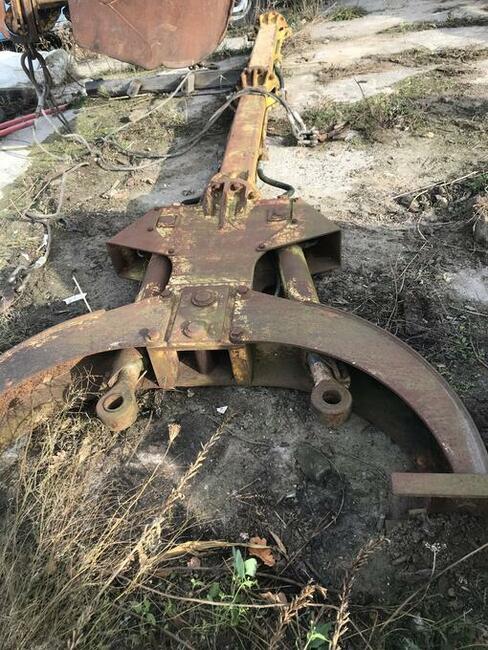 Chwytak do kopania studni i fundamentów z ramionami