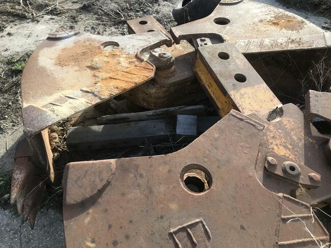 Chwytak do kopania studni i fundamentów z ramionami