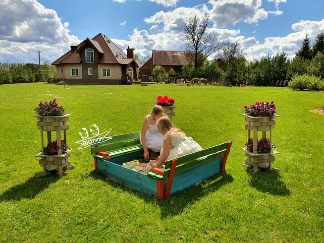 Piaskownica drewniana Zamykana Z Ławeczkami Kolorowa