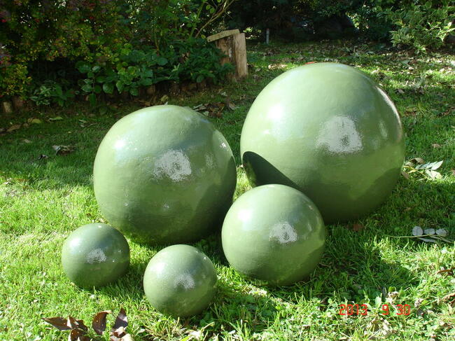 Donice i kule ceramiczne, mrozoodporne w stojakach od kowala