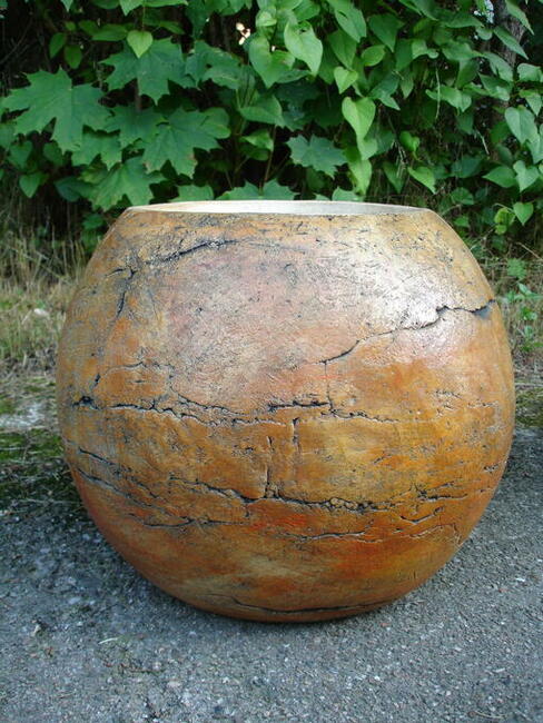 Donice i kule ceramiczne, mrozoodporne w stojakach od kowala