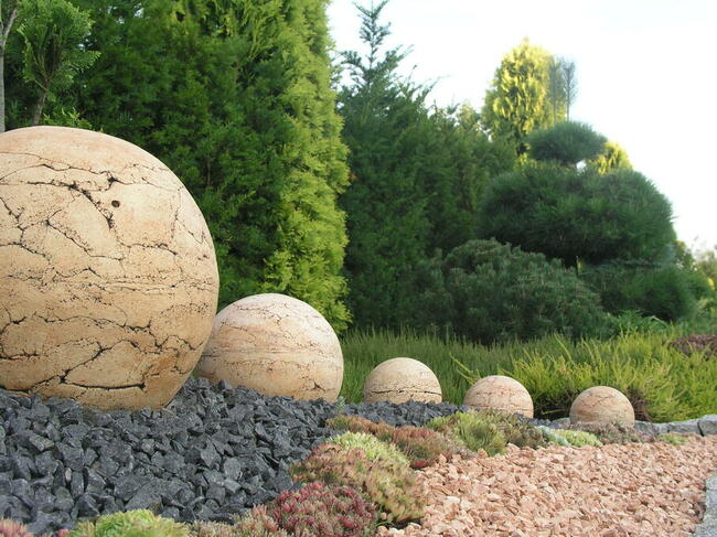 Donice i kule ceramiczne, mrozoodporne w stojakach od kowala