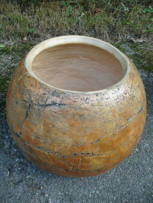 Donice i kule ceramiczne, mrozoodporne w stojakach od kowala