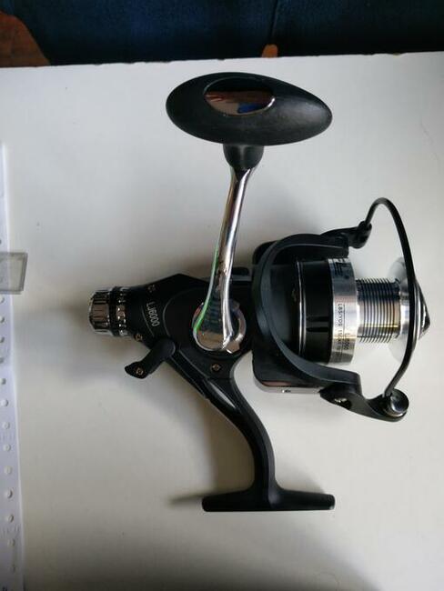 Kołowrotek z wolnym biegiem na karpie żywca