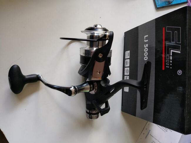 Kołowrotek z wolnym biegiem na karpie żywca