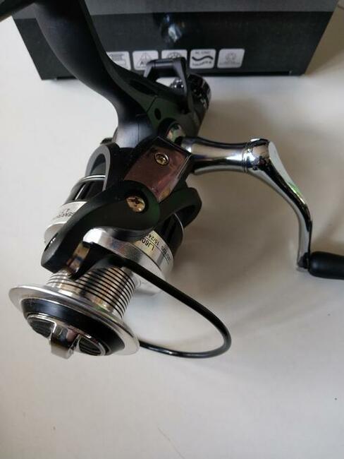 Kołowrotek z wolnym biegiem na karpie żywca