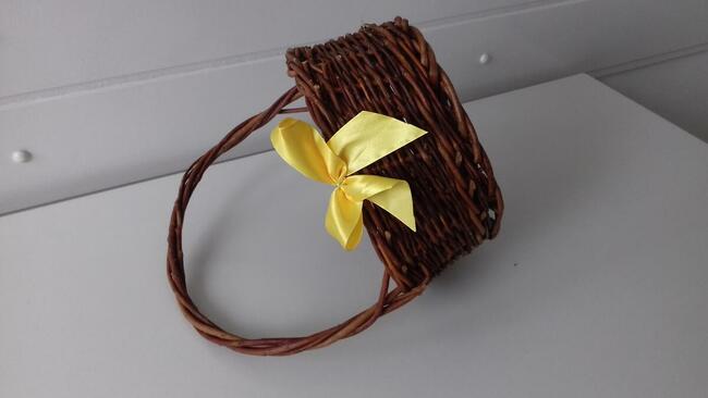 Koszyk wiklinowy z kokardką, do sprzedania