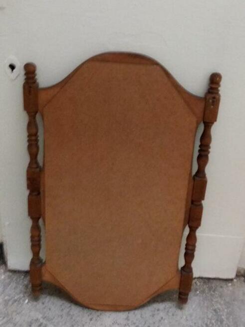 Lustro w drewnianej ramie