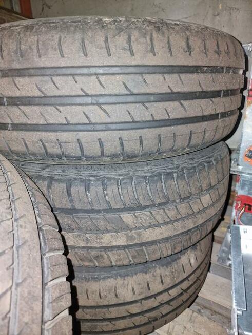 Letnie opony samochodowe z alumfelgami