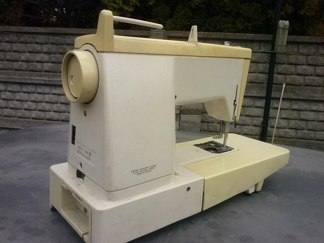 Maszyna do szycia Łucznik, niekompletna, 60 zł.