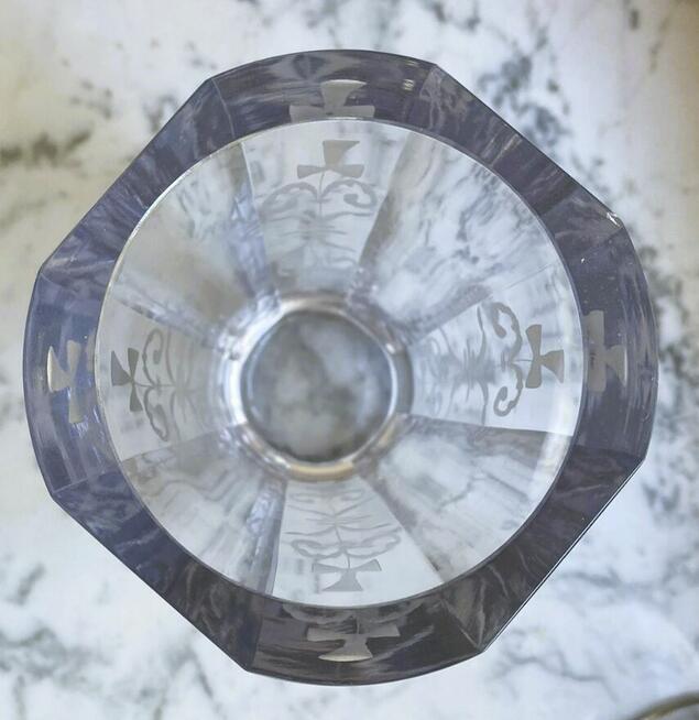 Kryształowy wazon z matowym ornamentem