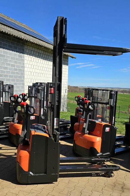 Paleciak elektryczny wózek widłowy z niskim masztem BT SWE